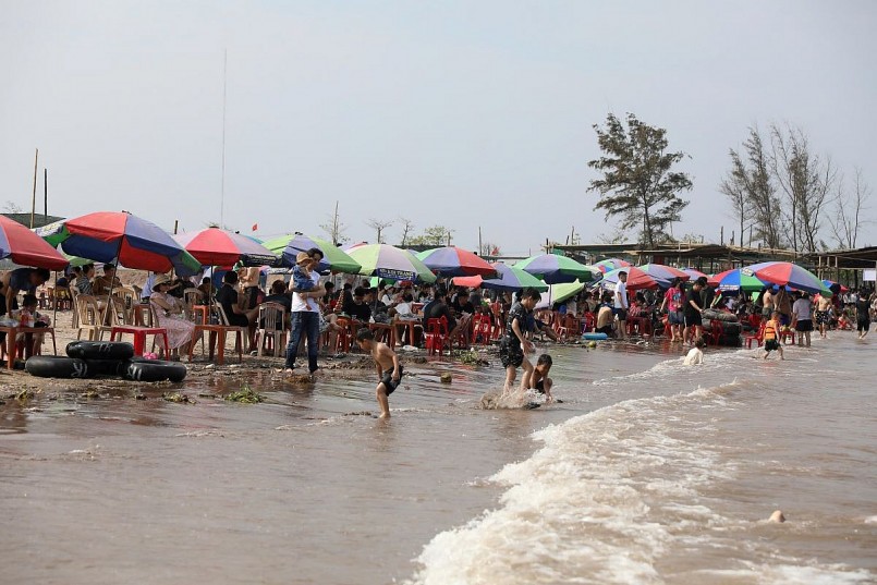 Du khách đến tắm biển Cồn Vành ở Thái Bình vào chiều ngày 30.4. 