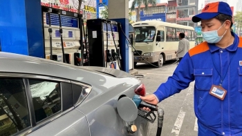 Lùi thời gian điều chỉnh giá xăng sang chiều ngày 5/5