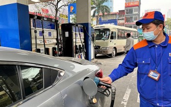 Lùi thời gian điều chỉnh giá xăng sang chiều ngày 5/5