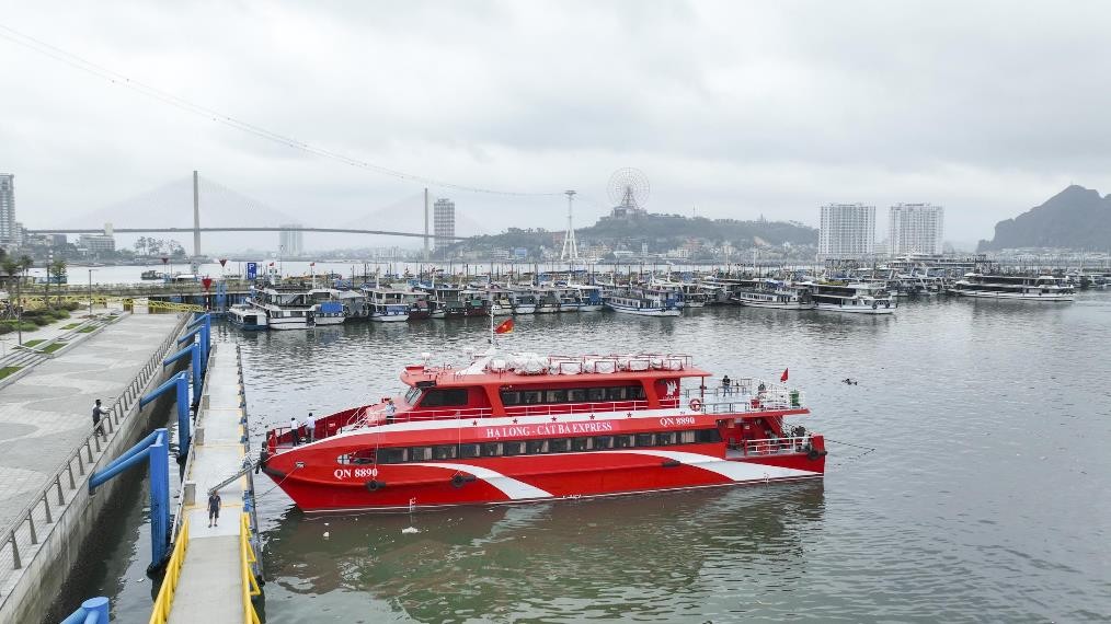 Du khách háo hức trải nghiệm xe điện, tàu cao tốc tới Cát Bà