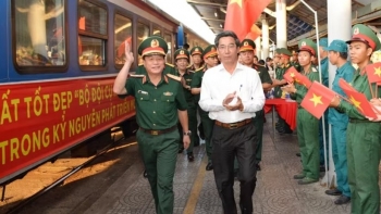 Ga Đà Nẵng rực rỡ màu cờ hoa đón chào đoàn tàu chở các chiến sỹ diễu binh trở về