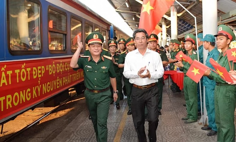 Ga Đà Nẵng rực rỡ màu cờ hoa đón chào đoàn tàu chở các chiến sỹ diễu binh trở về