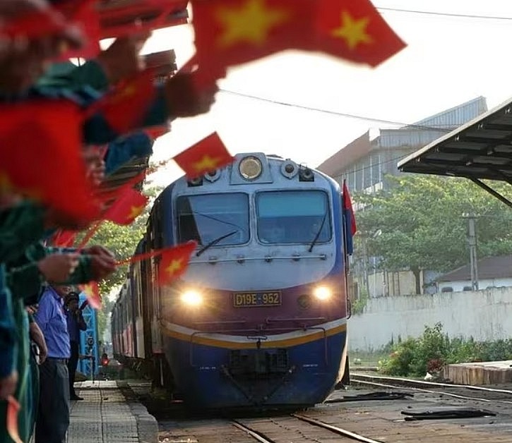 Ga Đà Nẵng rực rỡ màu cờ hoa đón chào đoàn tàu chở các chiến sỹ diễu binh trở về