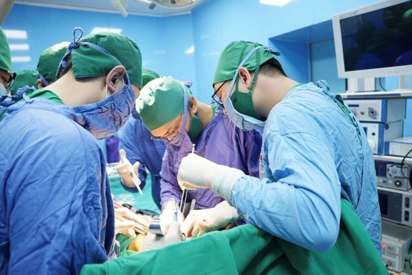 Các bác sĩ Bệnh viện Bãi Cháy thực hiện ca phẫu thuật cho bệnh nhân. Ảnh: BVBC Các bác sĩ Bệnh viện Bãi Cháy thực hiện ca phẫu thuật cho bệnh nhân. Ảnh: BVBC