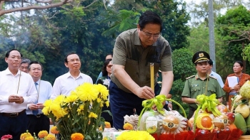 Thủ tướng Phạm Minh Chính viếng Nghĩa trang Hàng Dương, thăm cựu tù Côn Đảo