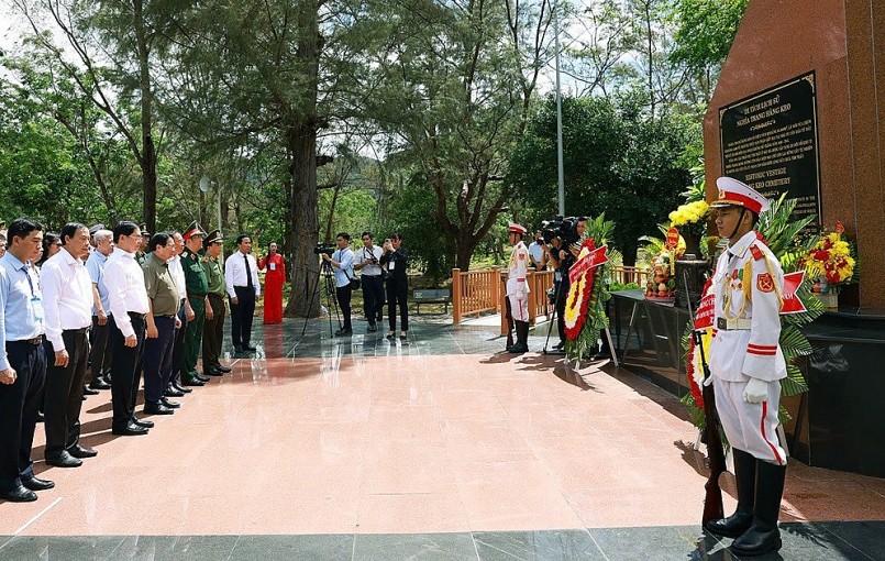 Thủ tướng Phạm Minh Chính dâng hương, dâng hoa tưởng nhớ các Anh hùng liệt sĩ tại Nghĩa trang Hàng Keo