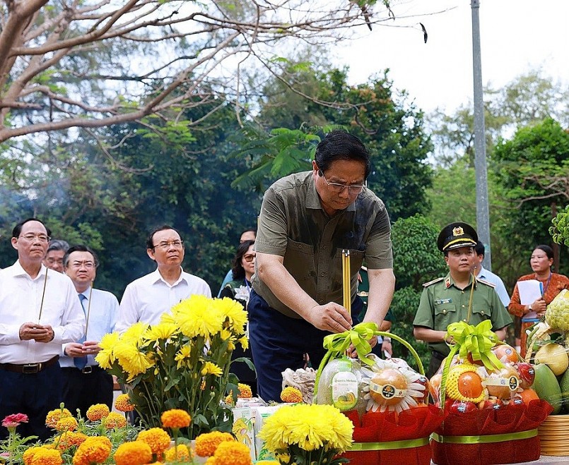 Thủ tướng Phạm Minh Chính dâng hương phần mộ nữ anh hùng liệt sĩ Võ Thị Sáu ở Nghĩa trang Hàng Dương (Ảnh: VGP).