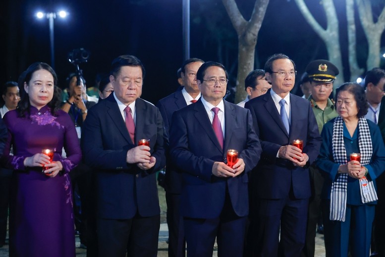 Thủ tướng Phạm Minh Chính và các đại biểu thắp nến tri ân các Anh hùng liệt sĩ tại Nghĩa trang Hàng Dương - Ảnh: VGP