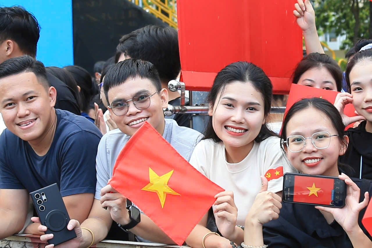 người dân đổ về trung tâm TPHCM xem hợp luyện diễu binh.