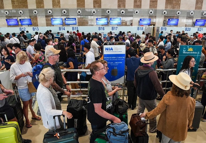 Khách qua sân bay quốc tế Nội Bài trong dịp nghỉ lễ 30-4