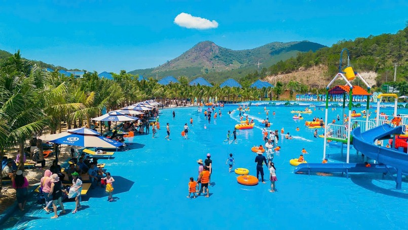 Khách du lịch vui chơi tại Khu du lịch Thác Prenn - Đà Lạt