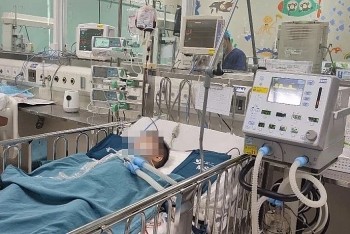 Bé trai trong vụ "đóng đủ tiền mới được cấp cứu” đã cai được máy thở