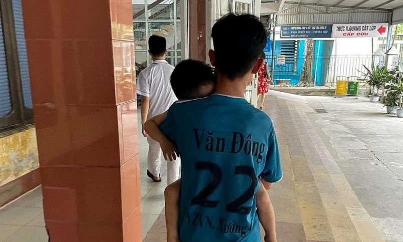 Thời điểm bé được đưa vào bệnh viện cấp cứu, chiều 3/5. Ảnh: Tuấn Tiến