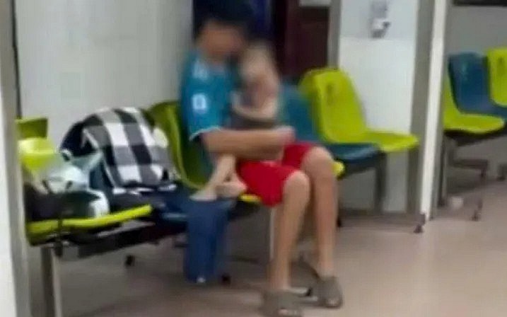 Bé M.T.A tại Bệnh viện Đa khoa tỉnh Nam Định. Ảnh cắt từ clip