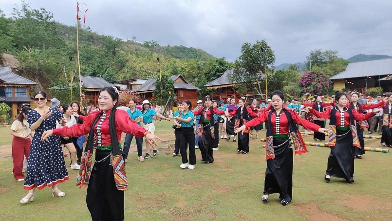 Du khách tham gia điệu múa xoè...