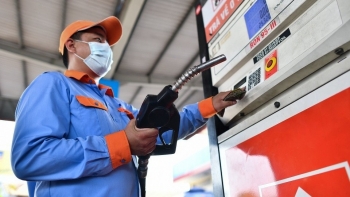 Giá xăng dầu đồng loạt giảm nhẹ sau kỳ nghỉ lễ
