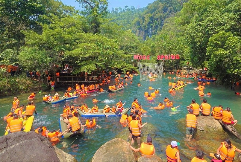 Quảng Bình đón gần 370.000 lượt khách dịp lễ 30/4 và 1/5