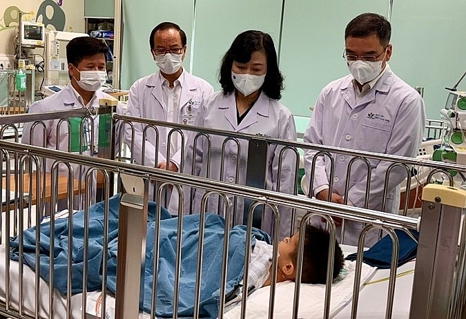 Bộ trưởng Bộ Y tế Đào Hồng Lan thăm bệnh nhi đang điều trị tại Khoa Hồi sức ngoại khoa.