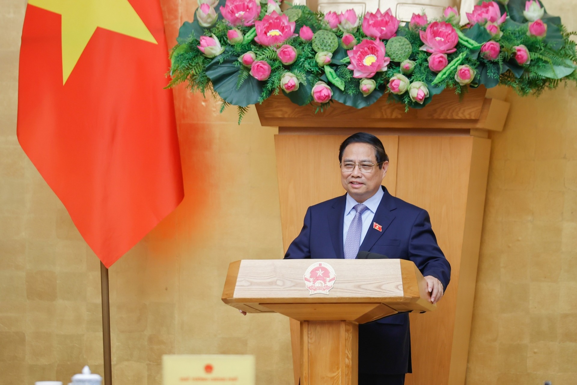 Thủ tướng Phạm Minh Chính đánh giá khái quát, trong 4 tháng đầu năm, kinh tế vĩ mô ổn định, tăng trưởng kinh tế cao hơn năm ngoái và cao hơn phương án trước đây... - Ảnh: VGP