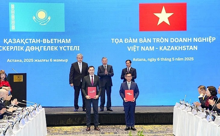 Tổng Bí thư Tô Lâm, Phó Thủ tướng Kazakhstan Yermek Kosherbayev và Phó Thủ tướng, Bộ trưởng Ngoại giao Bùi Thanh Sơn chứng kiến trao thỏa thuận hợp tác giữa Tổng Giám đốc Vietjet Đinh Việt Phương - Tổng Giám đốc Qazaq Air Adilbek Umraliyev - Ảnh: VJ Tổng Bí thư Tô Lâm, Phó Thủ tướng Kazakhstan Yermek Kosherbayev và Phó Thủ tướng, Bộ trưởng Ngoại giao Bùi Thanh Sơn chứng kiến trao thỏa thuận hợp tác giữa Tổng Giám đốc Vietjet Đinh Việt Phương - Tổng Giám đốc Qazaq Air Adilbek Umraliyev - Ảnh: VJ