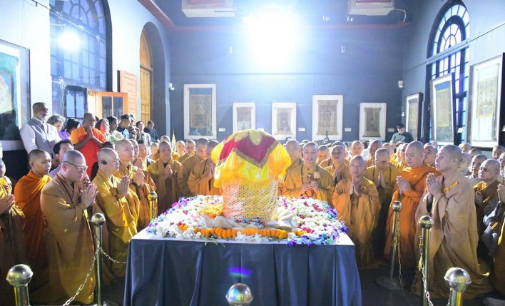 Giáo hội Phật giáo Việt Nam tiến hành buổi lễ đón nhận và cung rước Xá lợi Phật về Việt Nam. (Ảnh: Quang Trung/TTXVN)