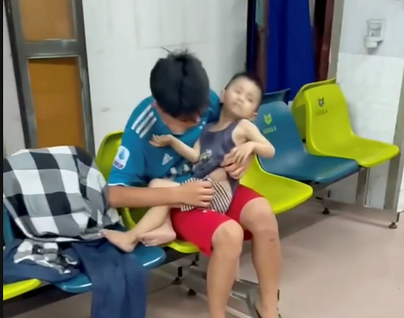 Cháu bé gặp tai nạn trong vụ việc.