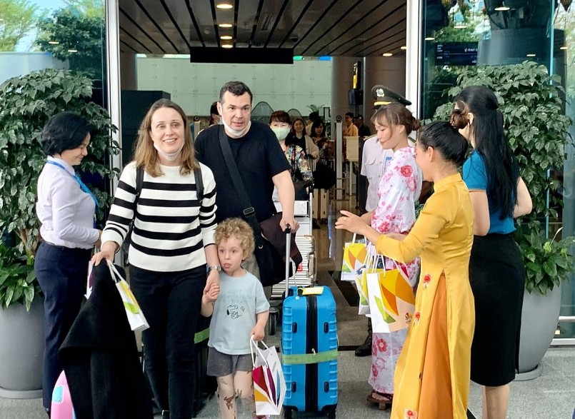 Du khách quốc tế đến Đà Nẵng trong dịp lễ 30-4 và 1-5-2025.