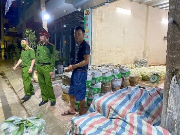 Sơn La: Phát hiện hơn 3 tạ rau củ "nhiễm độc" tại chợ đầu mối