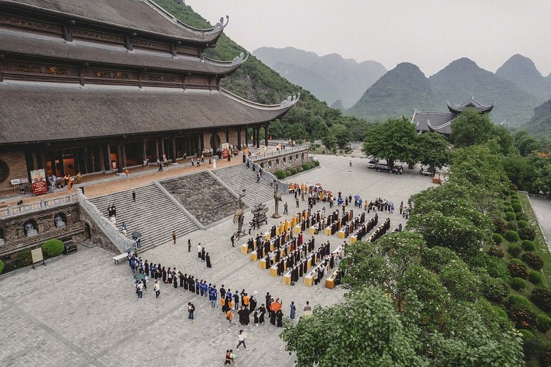 Biển người đổ về Tam Chúc chiêm bái xá lợi linh thiêng