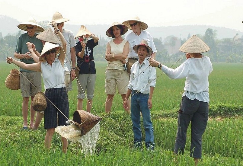 Nhiều vùng quê ở Ninh Bình như Gia Viễn, Nho Quan, Hoa Lư... không còn xa lạ với hình ảnh khách Tây lội ruộng tham gia sản xuất như nông dân Việt. Nhiều vùng quê ở Ninh Bình như Gia Viễn, Nho Quan, Hoa Lư... không còn xa lạ với hình ảnh khách Tây lội ruộng tham gia sản xuất như nông dân Việt.