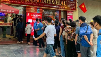 Dòng người chen mua vàng giữa lúc giá hạ, chuyên gia cảnh báo rủi ro