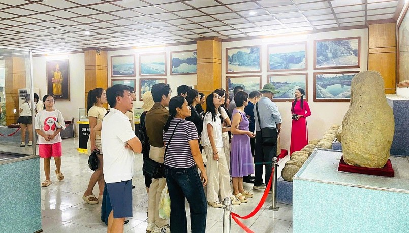 Khách du lịch tham quan di sản thế giới Thành nhà Hồ dịp lễ 30-4 và 1-5 Khách du lịch tham quan di sản thế giới Thành nhà Hồ dịp lễ 30-4 và 1-5