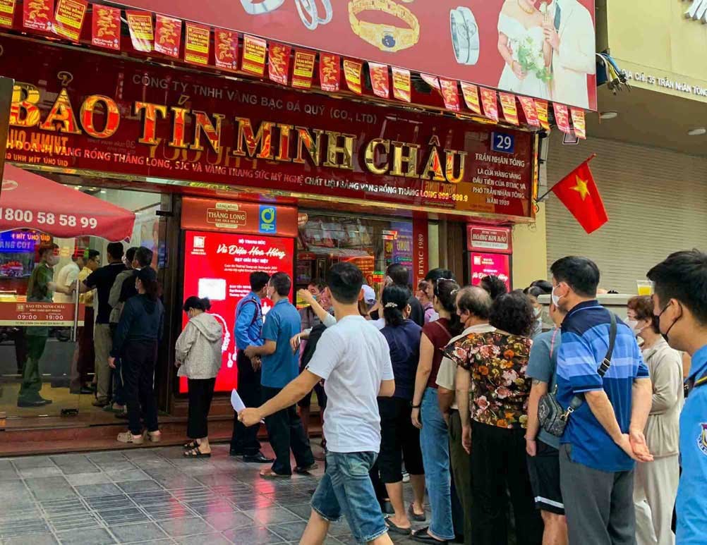 Người dân xếp hàng mua vàng. Ảnh Phương Anh