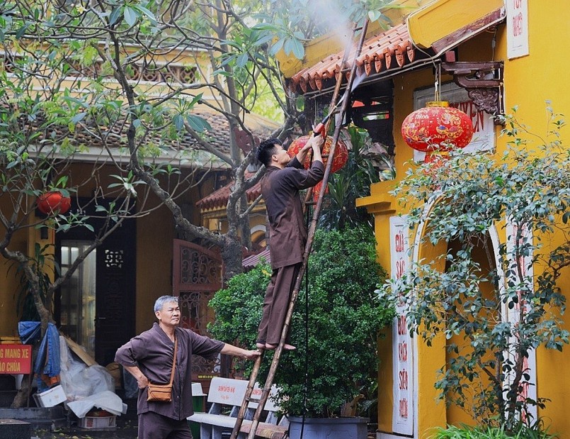 Hình ảnh nhiều Phật tử tận tâm dọn dẹp từng ngóc ngách, tỉ mỉ trang trí cờ phướn, hoa đèn, cho thấy sự quan tâm và trách nhiệm của cộng đồng Phật giáo đối với sự kiện tâm linh đặc biệt này.