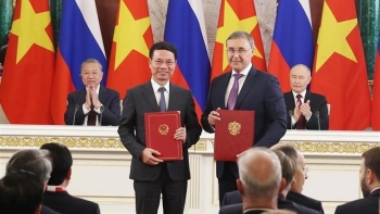 Tổng Bí thư Tô Lâm và Tổng thống Nga V. Putin chứng kiến trao các văn kiện hợp tác