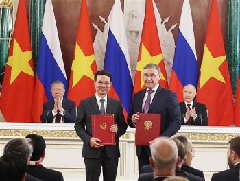 Tổng Bí thư Tô Lâm và Tổng thống Nga V. Putin chứng kiến trao các văn kiện hợp tác