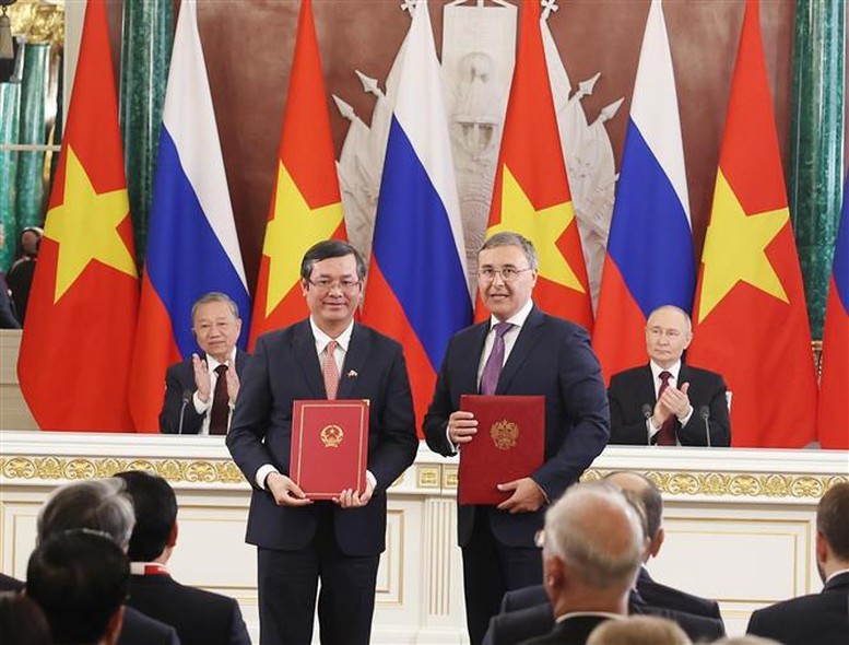 Tổng Bí thư Tô Lâm và Tổng thống Vladimir Putin chứng kiến trao Hiệp định giữa 2 Chính phủ về thành lập và hoạt động của Trung tâm tiếng Nga mang tên Pushkin. Ảnh: TTXVN