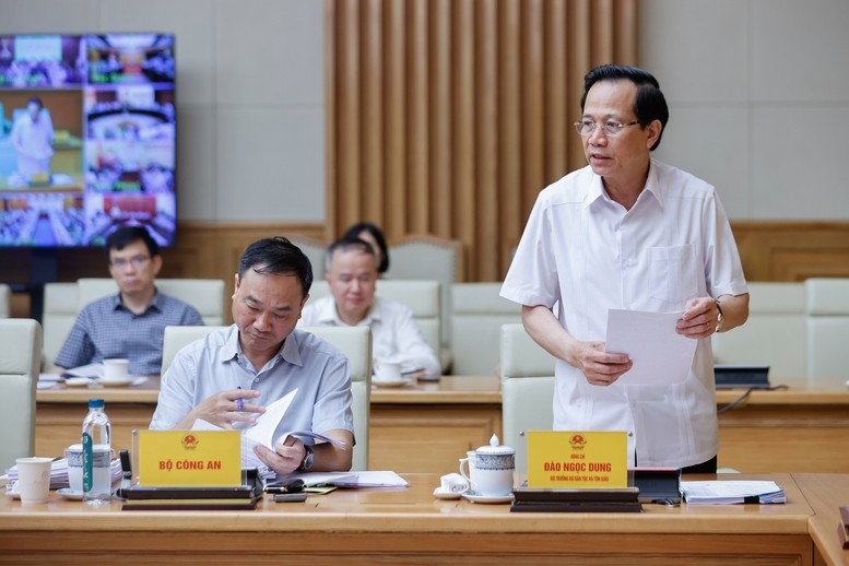 Bộ trưởng Bộ Dân tộc và Tôn giáo Đào Ngọc Dung phát biểu tại phiên họp - Ảnh: VGP