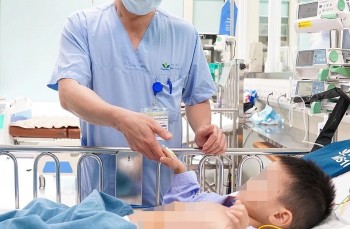 Bé trai 4 tuổi trong vụ "nộp tiền mới cấp cứu" đã tỉnh táo, sắp xuất viện