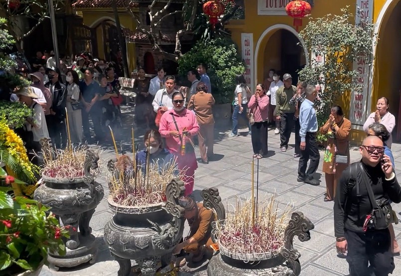 Hàng nghìn người đổ về chùa Quán Sứ trước ngày cung rước xá lợi Phật Hàng nghìn người đổ về chùa Quán Sứ trước ngày cung rước xá lợi Phật