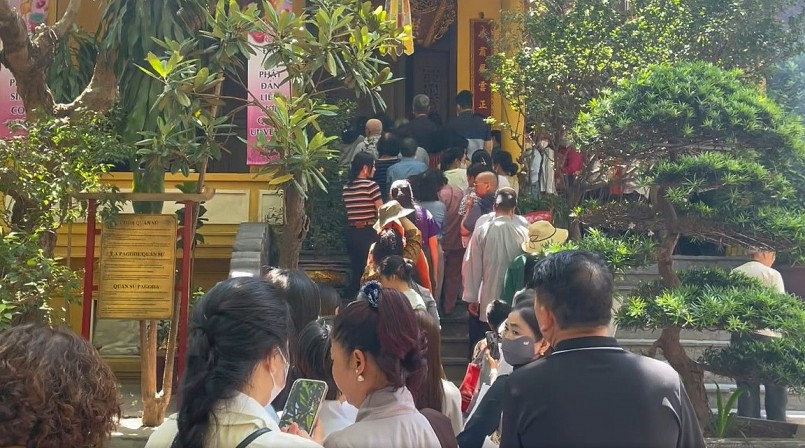 Hàng nghìn người đổ về chùa Quán Sứ trước ngày cung rước xá lợi Phật Hàng nghìn người đổ về chùa Quán Sứ trước ngày cung rước xá lợi Phật