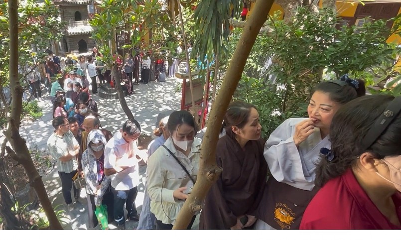 Hàng nghìn người đổ về chùa Quán Sứ trước ngày cung rước xá lợi Phật Hàng nghìn người đổ về chùa Quán Sứ trước ngày cung rước xá lợi Phật