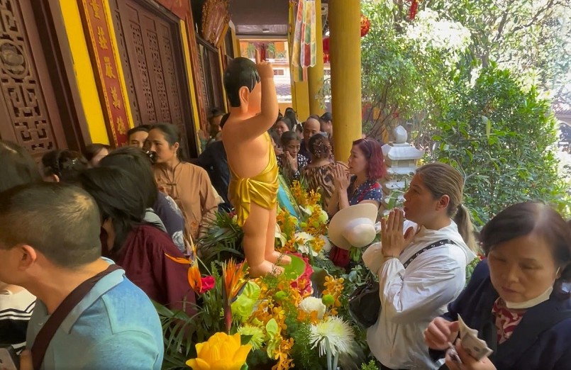 Hàng nghìn người đổ về chùa Quán Sứ trước ngày cung rước xá lợi Phật Hàng nghìn người đổ về chùa Quán Sứ trước ngày cung rước xá lợi Phật