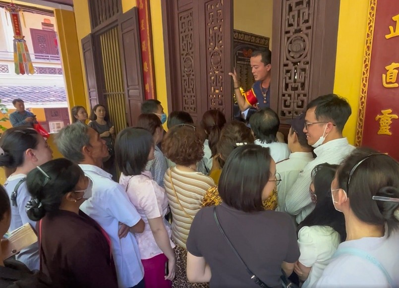 Hàng nghìn người đổ về chùa Quán Sứ trước ngày cung rước xá lợi Phật Hàng nghìn người đổ về chùa Quán Sứ trước ngày cung rước xá lợi Phật