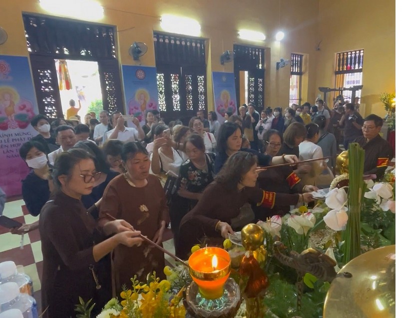 Hàng nghìn người đổ về chùa Quán Sứ trước ngày cung rước xá lợi Phật Hàng nghìn người đổ về chùa Quán Sứ trước ngày cung rước xá lợi Phật