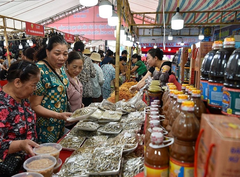 Người tiêu dùng chọn mua sản phẩm. 