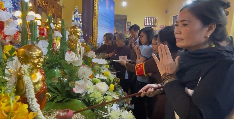 Hàng nghìn người đổ về chùa Quán Sứ trước ngày cung rước xá lợi Phật Hàng nghìn người đổ về chùa Quán Sứ trước ngày cung rước xá lợi Phật