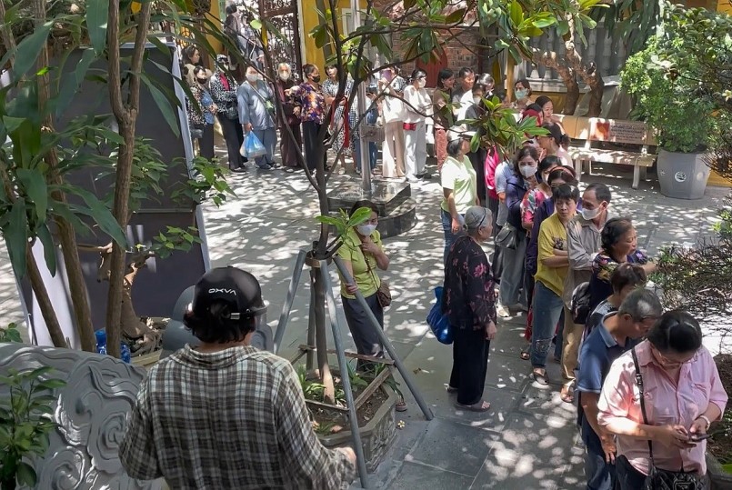 Hàng nghìn người đổ về chùa Quán Sứ trước ngày cung rước xá lợi Phật Hàng nghìn người đổ về chùa Quán Sứ trước ngày cung rước xá lợi Phật