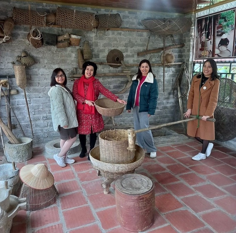 Du khách thích thú trải nghiệm không gian xưa tại Di sản Thành Nhà Hồ.