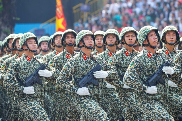 Lễ diễu binh, diễu hành nhân kỷ niệm 50 năm Ngày Giải phóng miền Nam, thống nhất đất nước. (Ảnh: VGP)